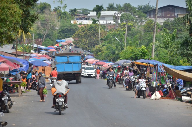 Pedagang Kaki Lima Pasar Baru Talang Banjar Berjualan di Bahu Jalan, Ridwan.